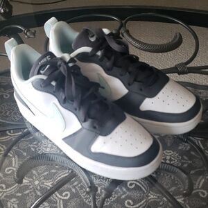 Nike Size 6 White And Gray Sneakers For Kids